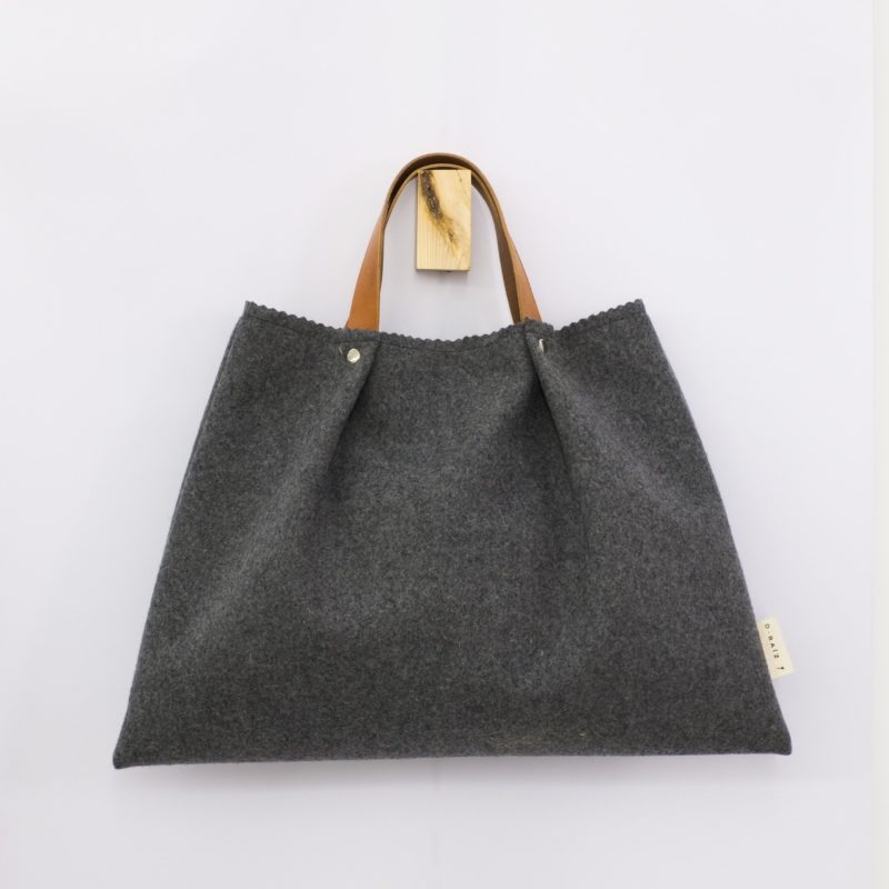 Bolso mano gris fieltro